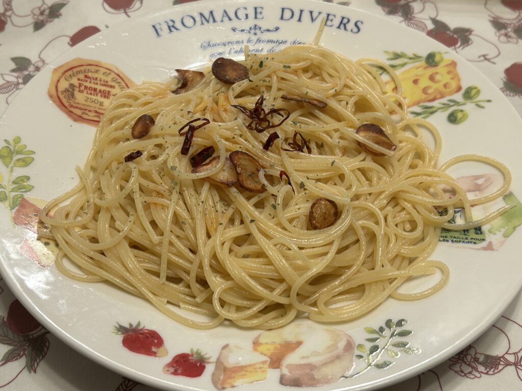 最近自分で作った一皿。にんにくをじっくりきつね色にするのがこだわりです！