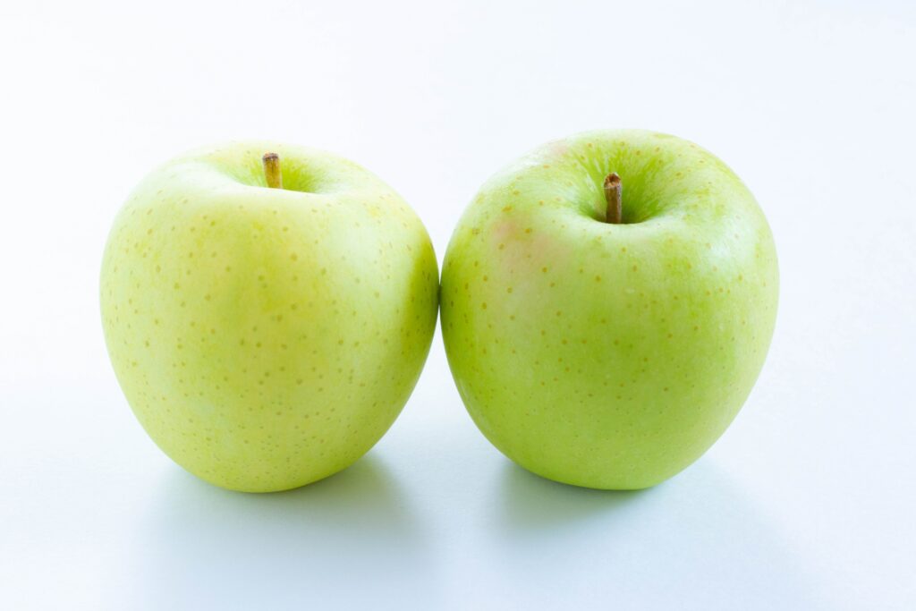 完熟して黄色みがかった青りんごの王林